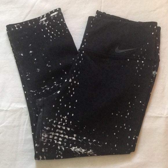 NIKE Dri Fit BLACK & WHITE Capri Leggings Sz M - Picture 12 of 13